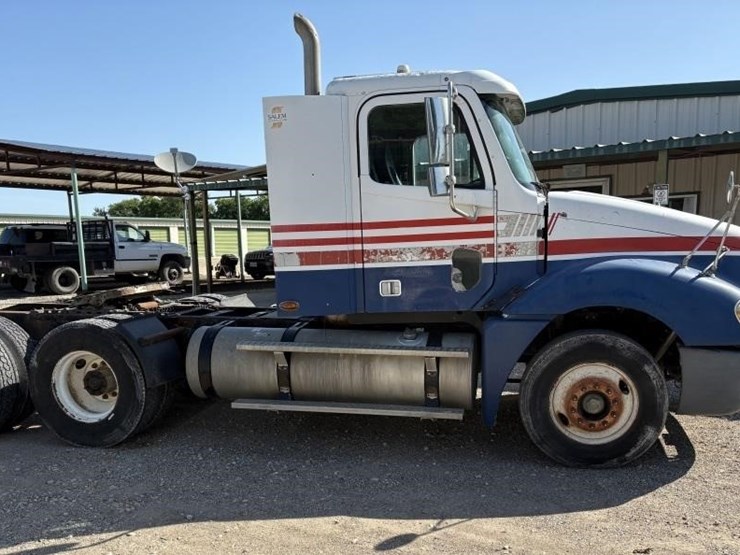 l2--2001-freightliner-columbia-image-2