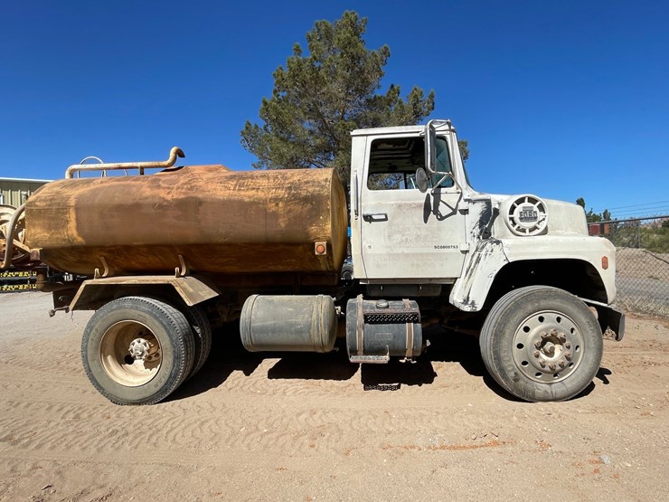 1983-ford-8000-image-4