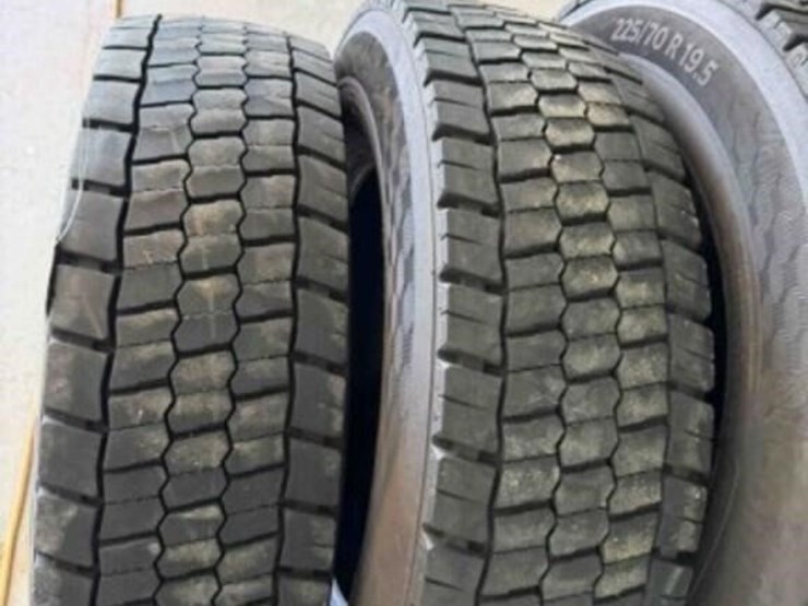 6-continental-225/70r19.5-tires-image-2