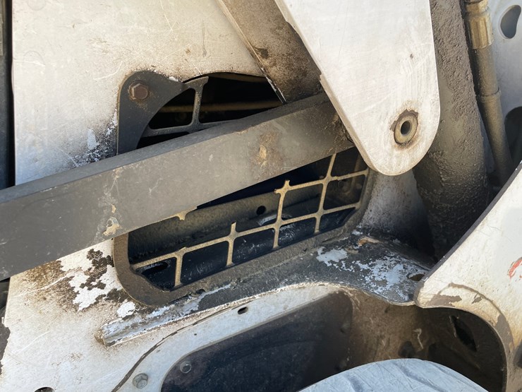 2013-bobcat-s650-image-18