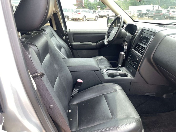 2010-ford-explorer-image-18