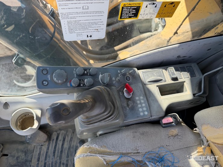 2015-deere-470g-lc-image-36