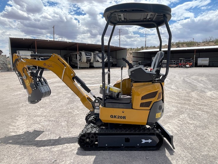 #2661-•-unused-cfg-mini-excavator-image-2