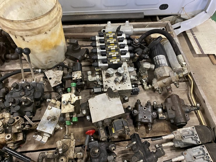 #7516-•-pallet-of-various-hydraulic-control-valves-(antigo,-wi)-image-13