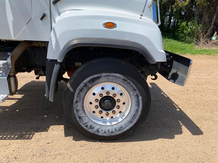 2013-freightliner-114sd-image-38