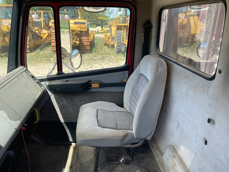 2001-freightliner-fl70-image-33