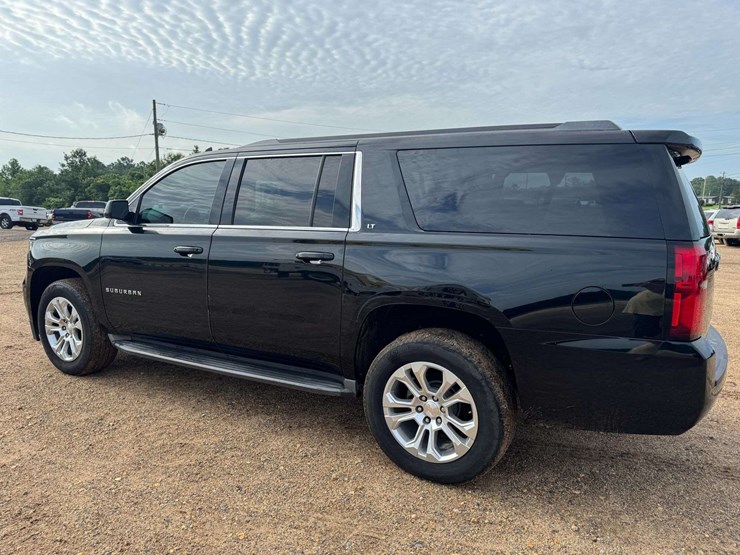 2016-chevrolet-suburban-1500-image-4