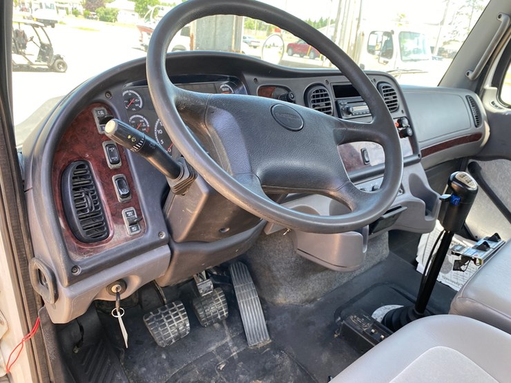 2013-freightliner-114sd-image-58
