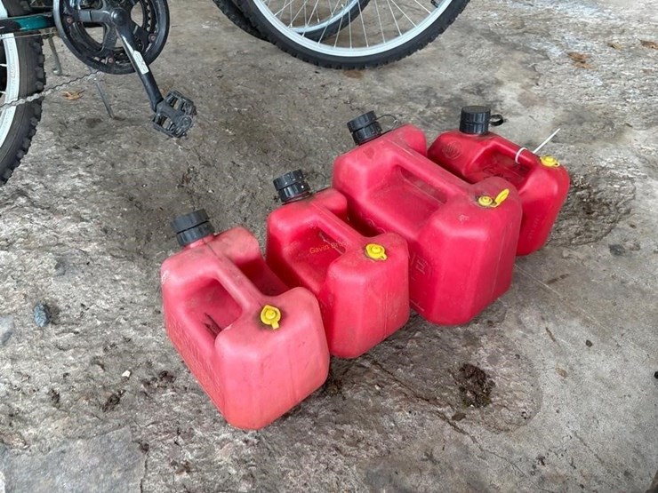 (4)-small-gas-cans-image-1