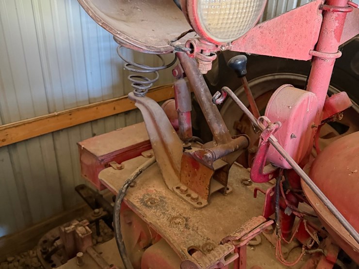 ihc-h-tractor,-narrow-front-image-19