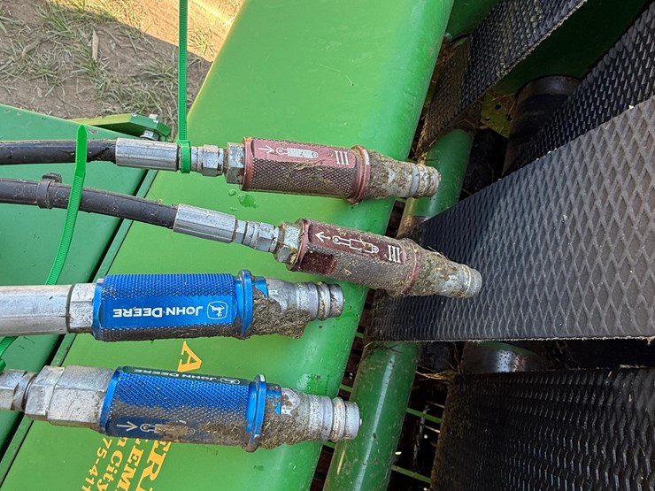 2012-john-deere-568-image-12