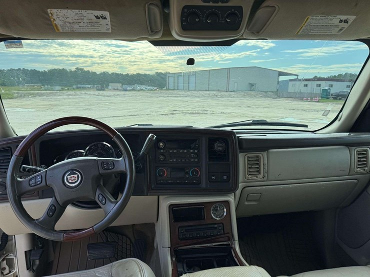 2005-cadillac-escalade-image-12