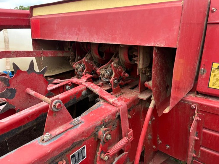 new-holland-326-image-6
