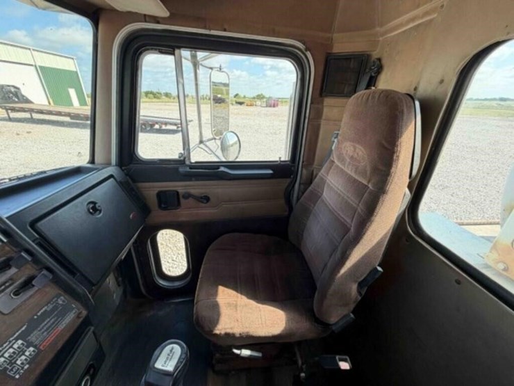 1992-peterbilt-379-image-16