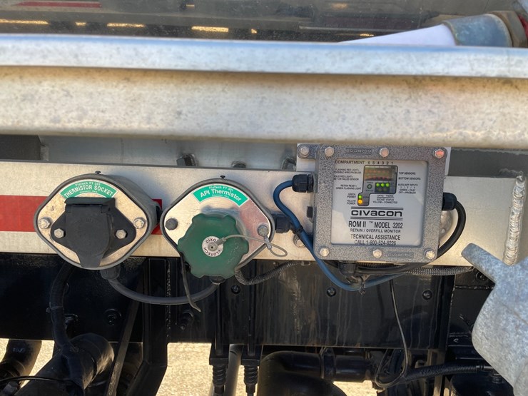 #6152-•-2002-mack-rd-model-fuel-tanker-truck-(has-title)-image-20