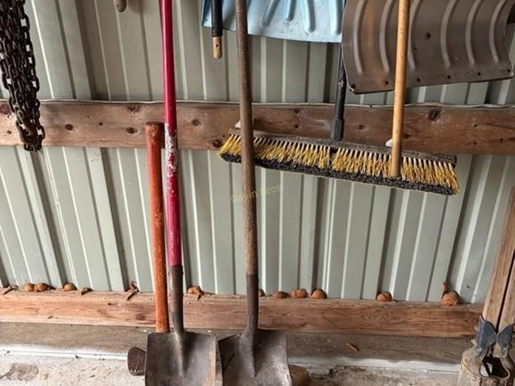 misc-yard-tools.-shovels,-brooms-etc-image-3