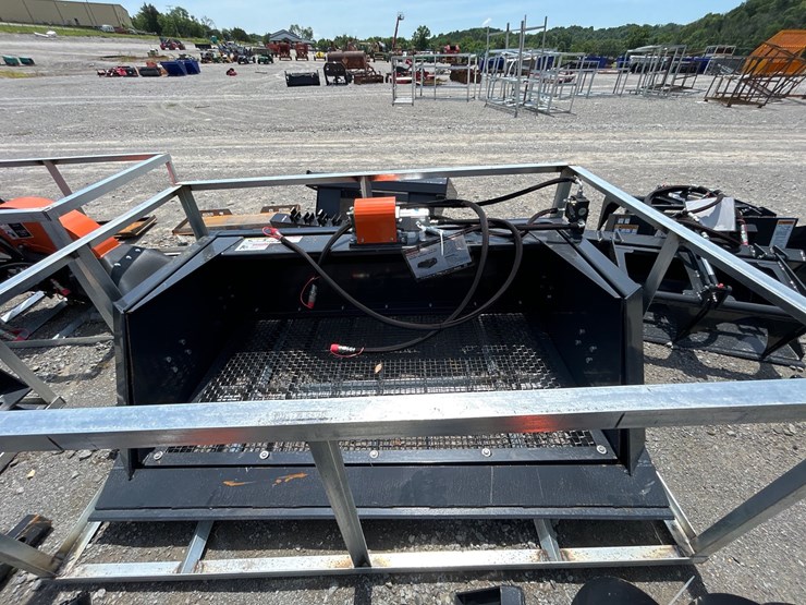 #104-•-skid-steer-hydraulic-screening-bucket-image-2