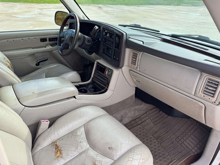 2005-cadillac-escalade-image-13