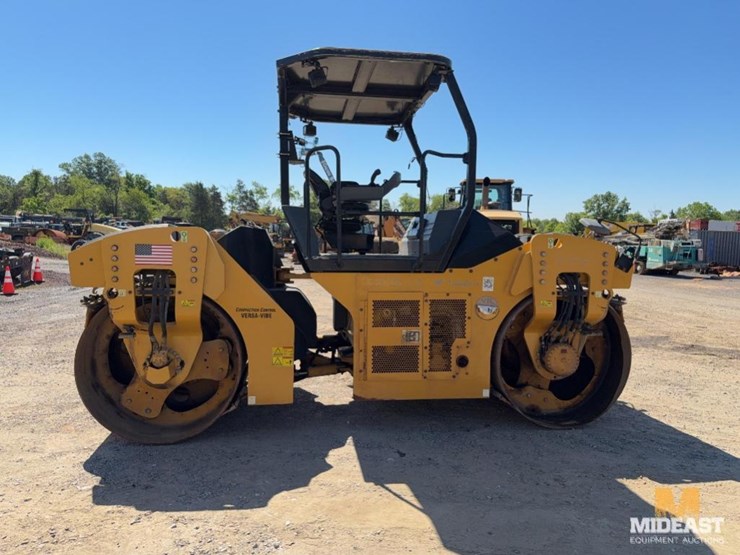 2016-caterpillar-cb54b-image-6