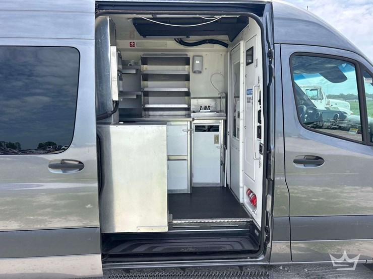 2021-mercedes-benz-sprinter-4500-image-19
