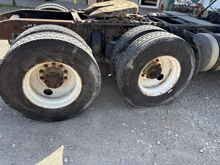 l2--2001-freightliner-columbia-image-3