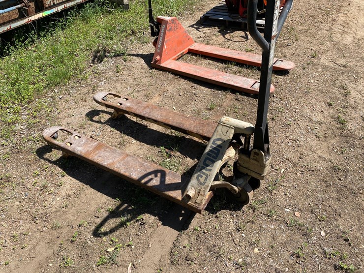 #7446-•-(2)-pallet-jacks-(antigo,-wi)-image-7