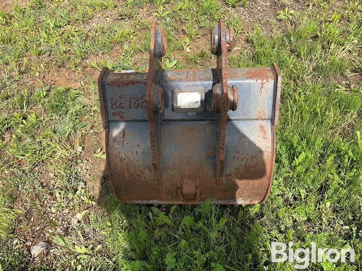 case-new-holland-24”-backhoe-bucket-image-6