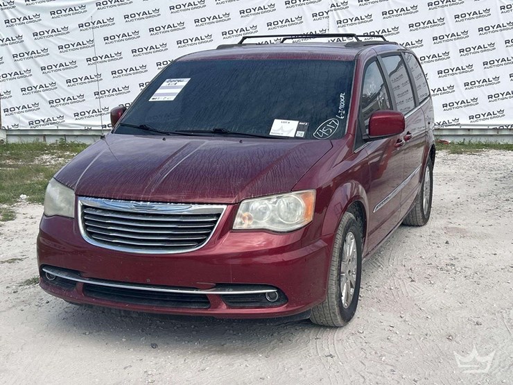 2014-chrysler-town-&-country-image-1