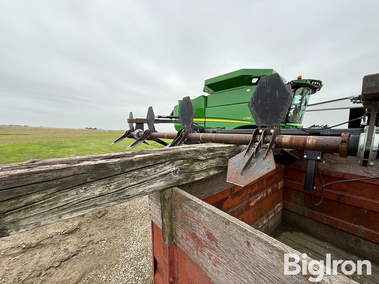 hawkins-12-row-corn-head-crop-sweeper/reel-image-14