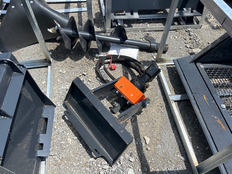 #102-•-mini-skid-steer-hydraulic-auger-image-1