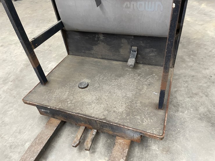 #301-•-1982-crown-electric-order-picker-image-22