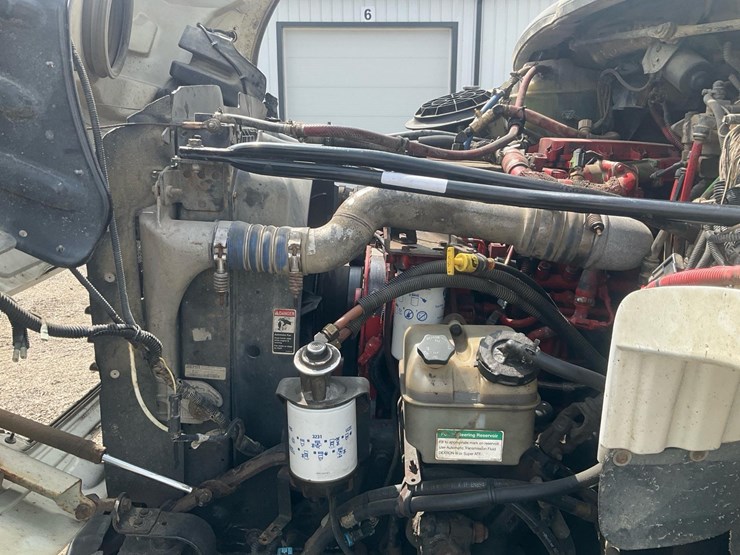 2010-freightliner-m2-106-image-39