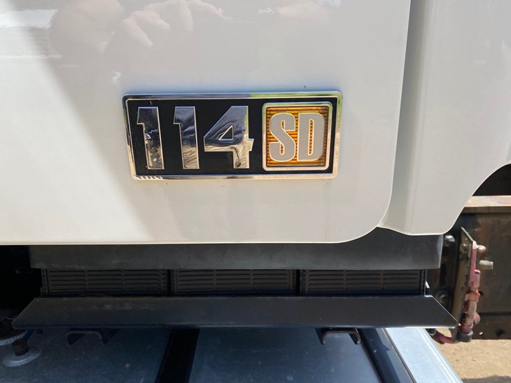 2013-freightliner-114sd-image-17