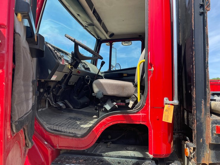 2001-freightliner-fl70-image-31