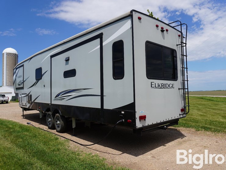 2021-heartland-elkridge-37bar-37'-camper-w/3-large-slide-outs-image-7