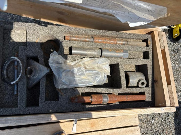 new-holland-2990010-tn-tractor-tool-kit-image-3