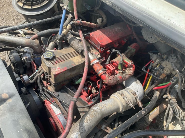 2010-freightliner-m2-106-image-45