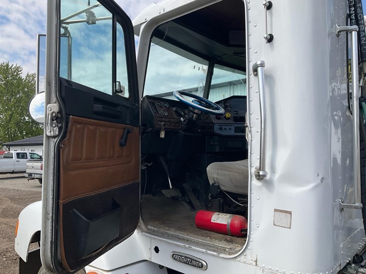 2003-freightliner-fld112-image-26