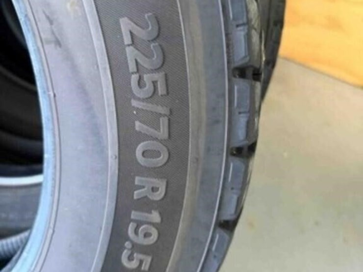 6-continental-225/70r19.5-tires-image-6