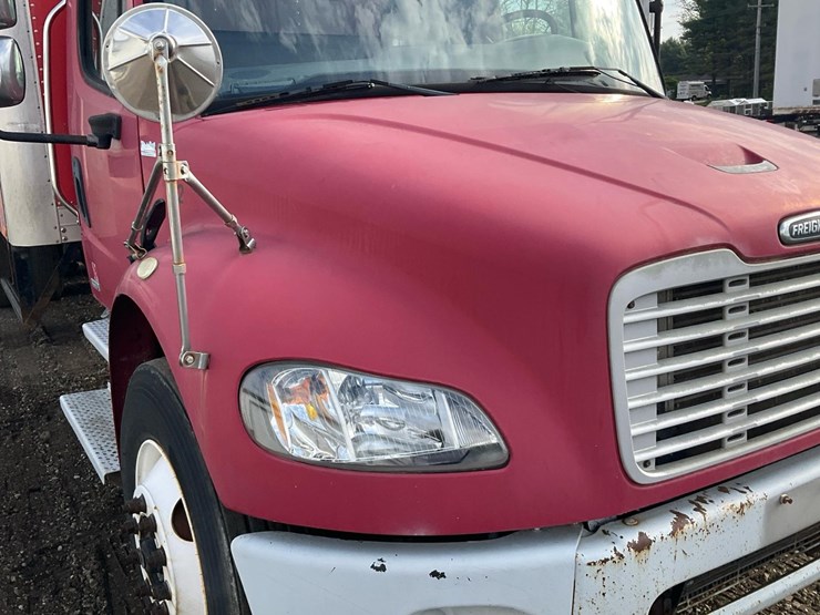 2005-freightliner-m2-106-image-29