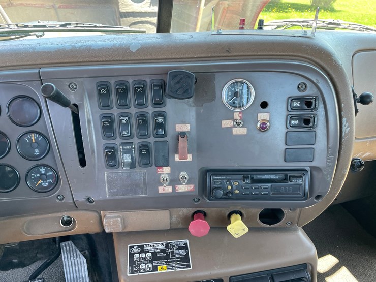 #7022-•-2003-mack-granite-tri-axle-day-cab-semi-(has-wi-title)-(deerbrook,-wi)-image-54