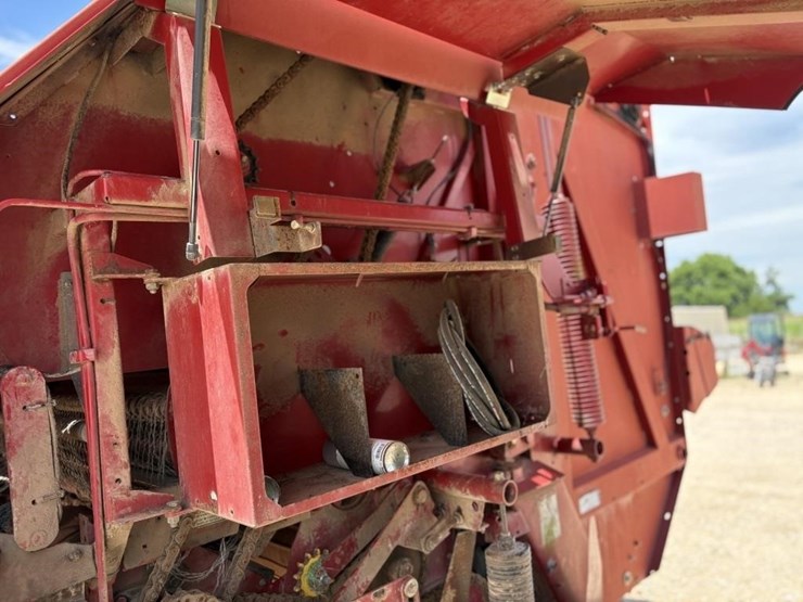 new-holland-br750-image-11