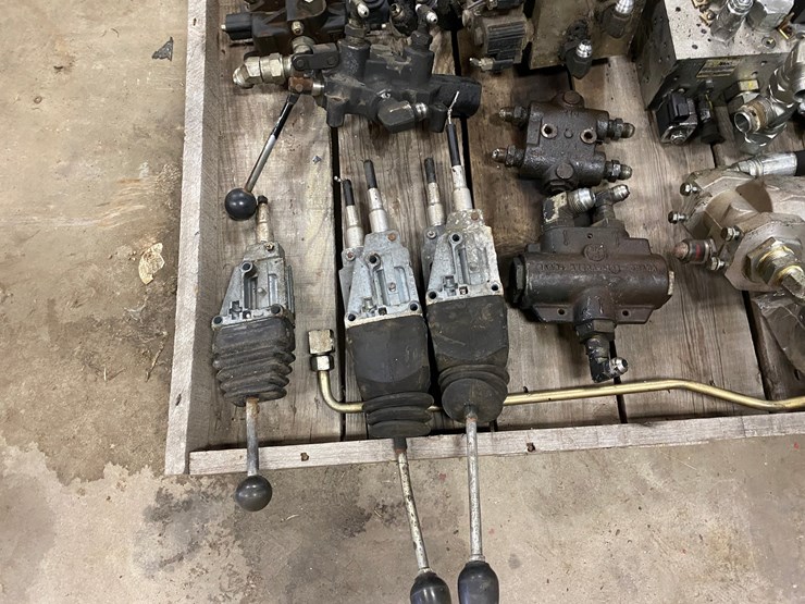 #7516-•-pallet-of-various-hydraulic-control-valves-(antigo,-wi)-image-4