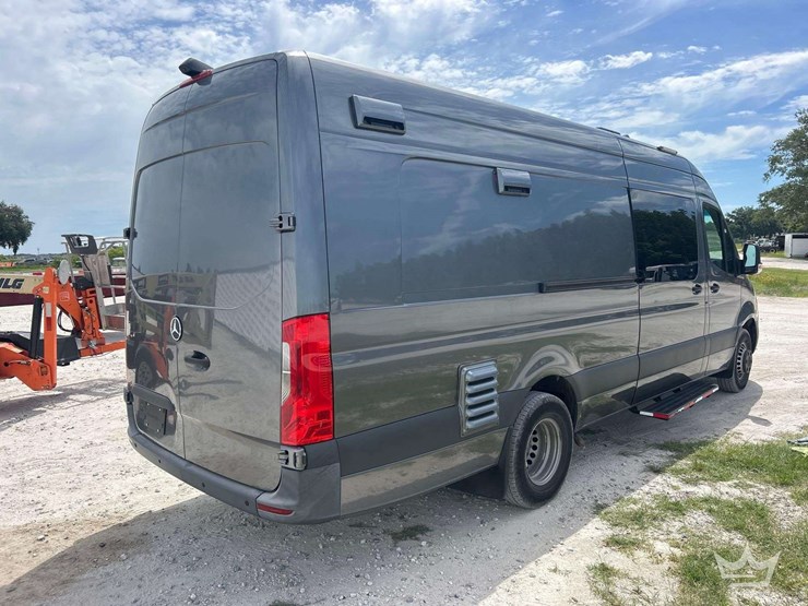 2021-mercedes-benz-sprinter-4500-image-3