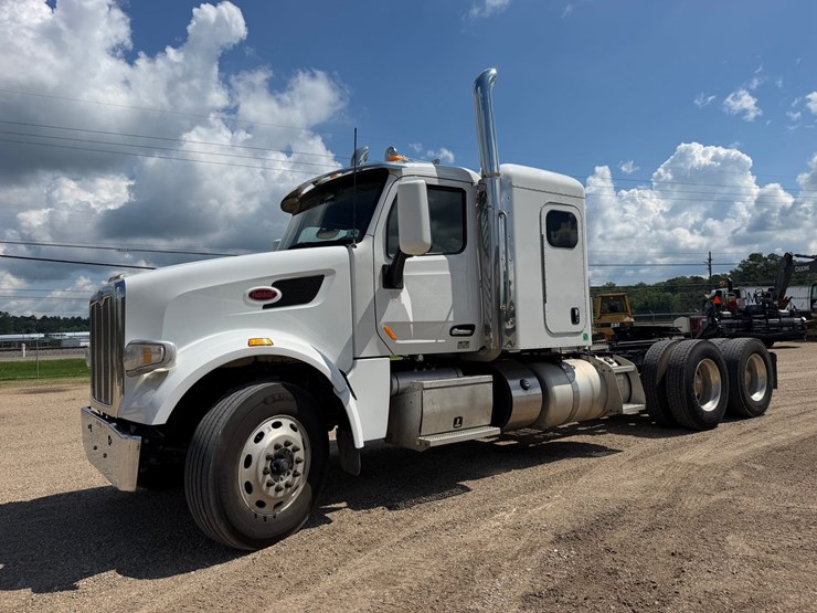 2021-peterbilt-567-image-1