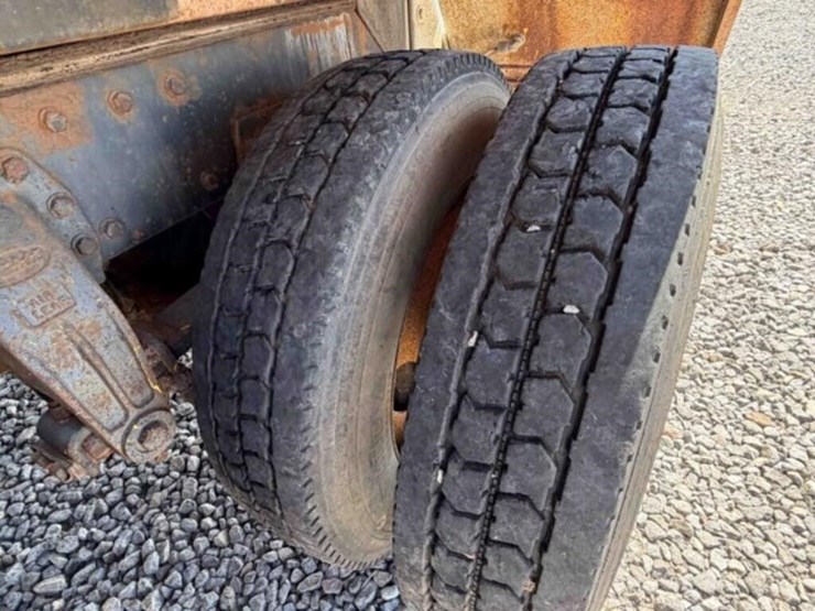 1992-peterbilt-379-image-26
