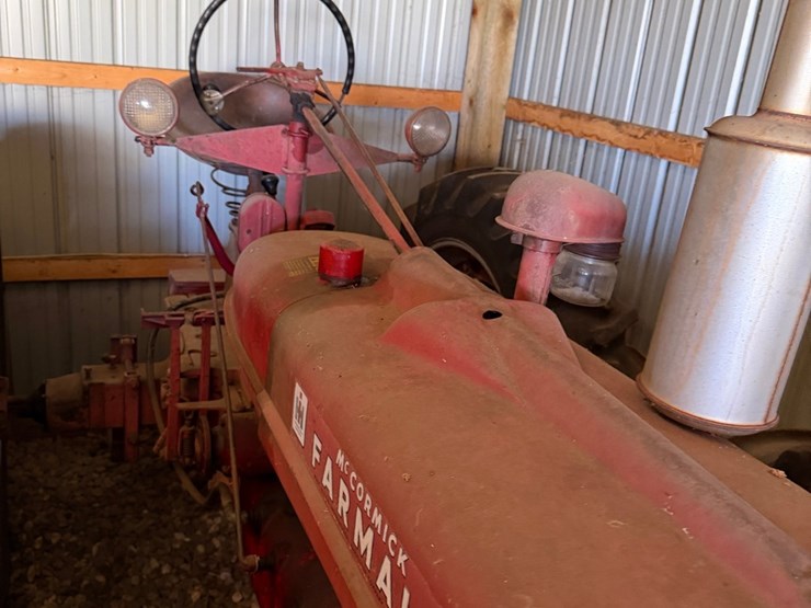 ihc-h-tractor,-narrow-front-image-13