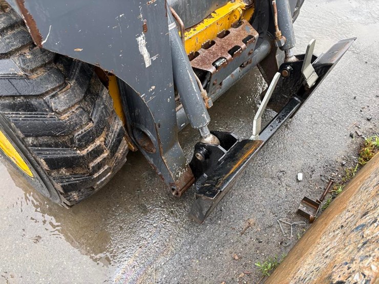 deere-320e-image-11