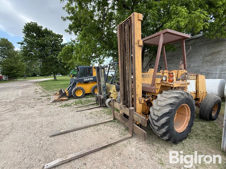case-585d-construction-king-rough-terrain-forklift-image-1