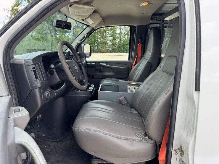 2013-chevrolet-express-g2500-image-10